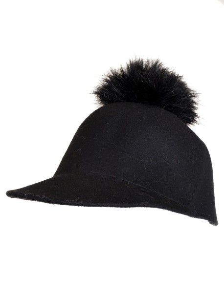 Дамска шапка от вълна с козирка