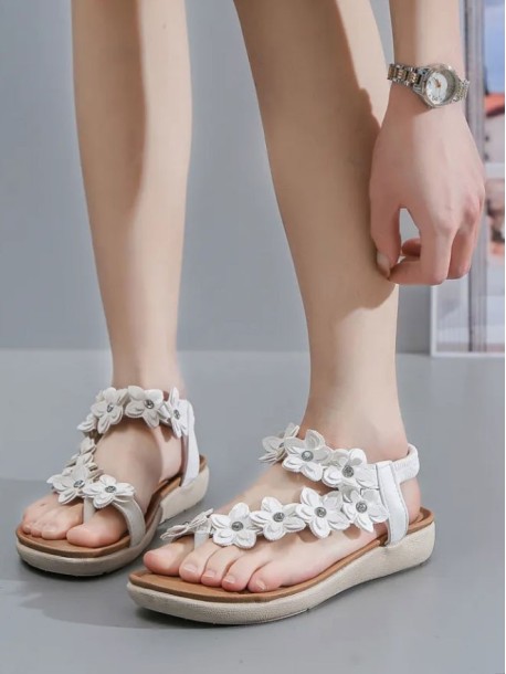 Бели сандали с цветя