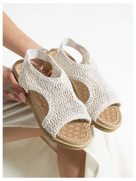 Дантелени сандали в бяло