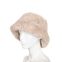 Мека дамска шапка в бежово