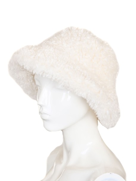 Мека дамска шапка в бял цвят