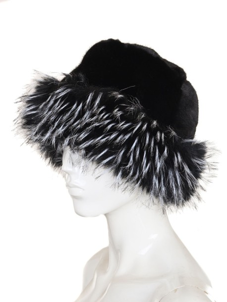 Зимна шапка с периферия в черен цвят