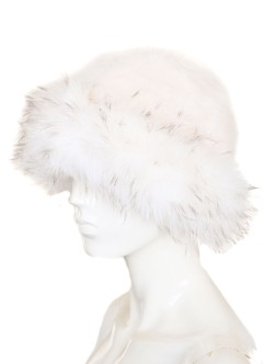 Зимна шапка с периферия в бял цвят