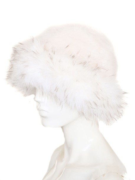 Зимна шапка с периферия в бял цвят