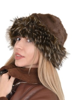 Зимна шапка с периферия в кафяв цвят
