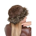 Зимна шапка с периферия в кафяв цвят