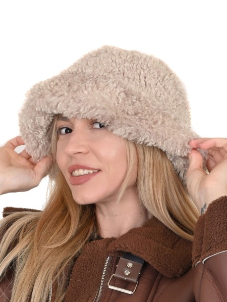 Мека дамска шапка в бежово