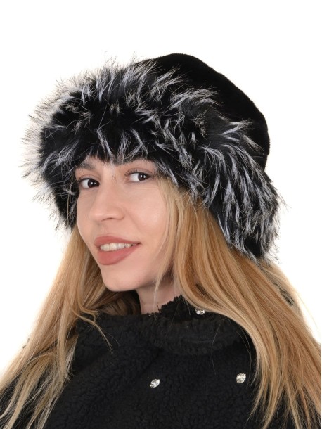 Зимна шапка с периферия в черен цвят