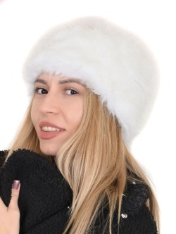 Зимна пухкава шапка в бял цвят