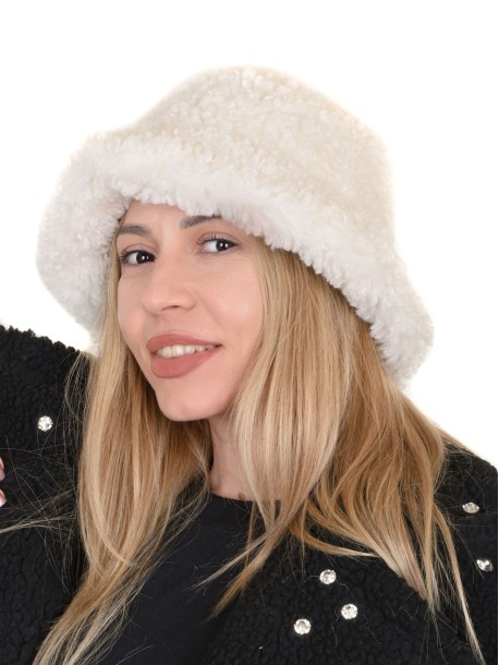 Мека дамска шапка в бял цвят