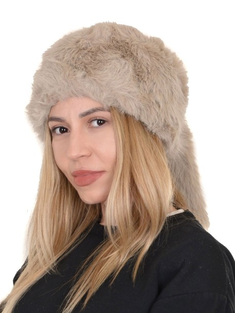 Зимна пухкава шапка в бежов цвят