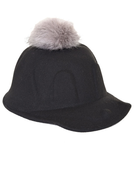 Детска зимна шапка с козирка - Черна