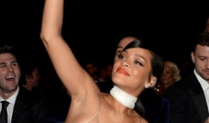 Риана раздава хиляди за благотворителност