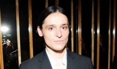 Дейкънс напуска Теори