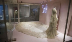 Изложбата на Виктория и Алберт за булчински рокли