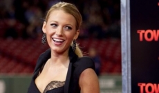 Бяла усмивка и черна рокля– зашеметяваща комбинация