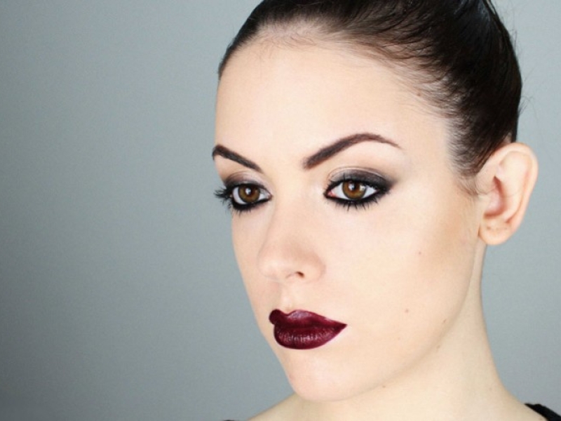 Тъмните тонове в грима подчертават есенните тенденции