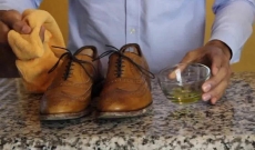 Омекотяване на твърди обувки