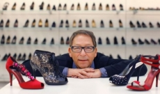 Коуч придобива маркови обувки Стюарт Вайцман